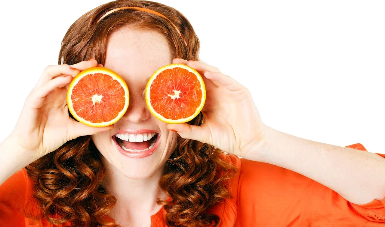 Plato equilibrado con alimentos fuente de carotenoides